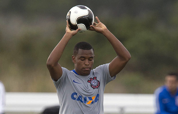 O meia Alan Mineiro faz treino com bola no Corinthians