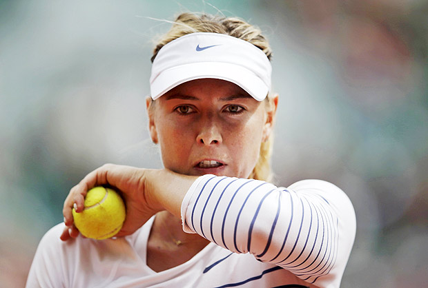 Sharapova durante jogo em Roland Garros