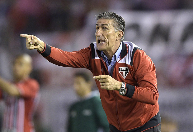 O tcnico do So Paulo, Edgardo Bauza, gesticula durante o empate contra o River Plate (ARG)