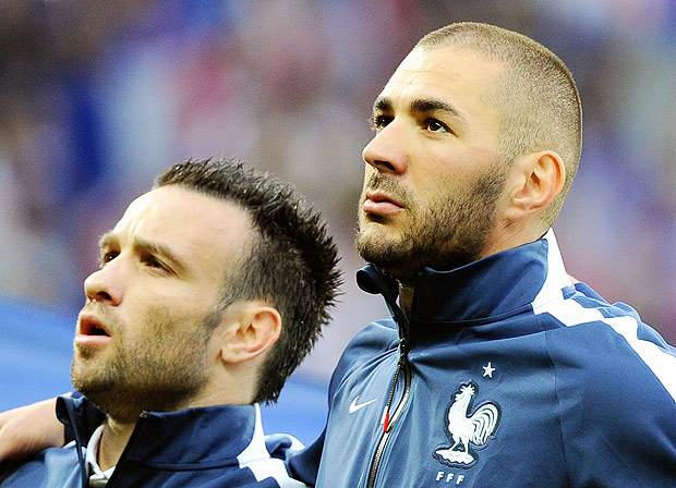 (FILES) -- This file photo taken on June 8, 2014 shows France's midfielder Mathieu Valbuena (L) and France's forward Karim Benzema posing before the friendly football match between France and Jamaica at the Pierre-Mauroy stadium in Villeneuve-d'Ascq, northern France, ahead of the 2014 FIFA World Cup football tournament. French footballer Karim Benzema was arrested Wednesday after being accused of blackmail related to a sextape featuring fellow player Mathieu Valbuena, a source close to the probe told AFP. AFP PHOTO / PHILIPPE HUGUEN ORG XMIT: 4117