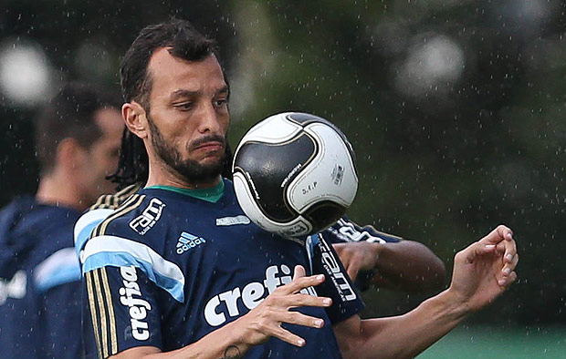 O zagueiro Edu Dracena domina a bola no peito durante treino do Palmeiras