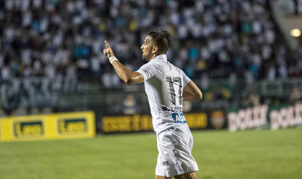 Longuine comemora seu gol contra o gua Santa pelo Campeonato Paulista, no Pacaembu 