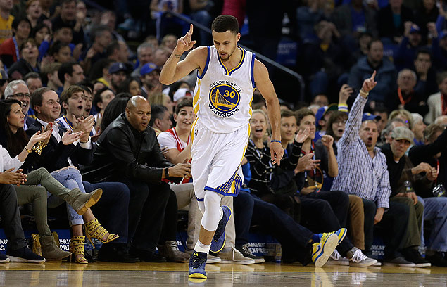 Golden State Warriors' Stephen Curry celebrates a score against the Portland Trail Blazers during the first half of an NBA basketball game Friday, March 11, 2016, in Oakland, Calif. (AP Photo/Ben Margot) ORG XMIT: OAS103