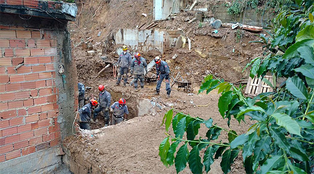 Bombeiros buscam por vtimas soterradas em Mairipor, na Grande SP