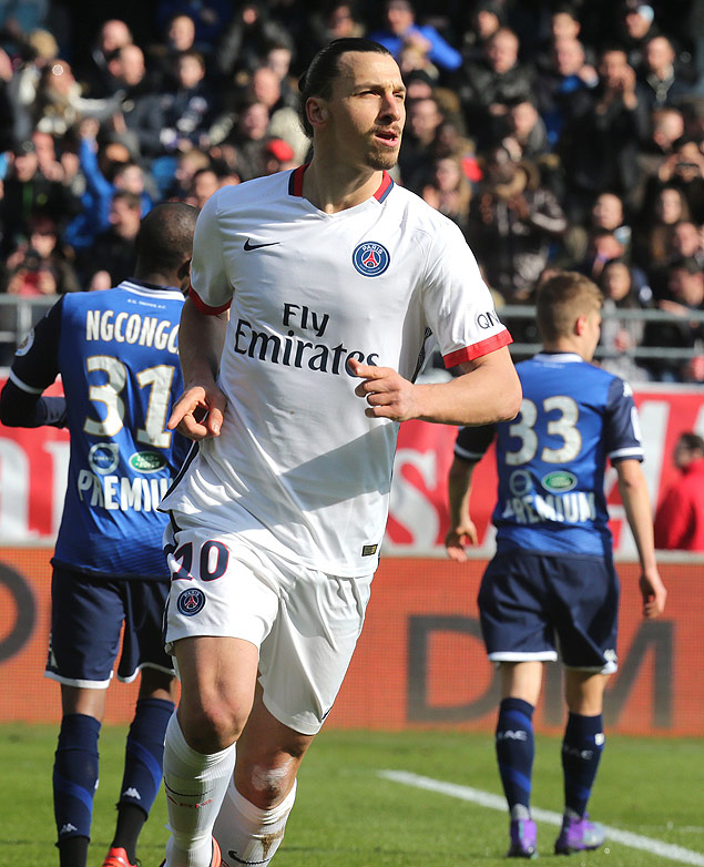 Ibrahimovic comemora um de seus quatro gols na goleada sobre o Troyes, pelo Francês