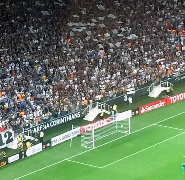 A torcida organizada, Gaviões da Fiel, pede abertura das contas do estádio, durante partida contra Cerro Porteño (PAR) 