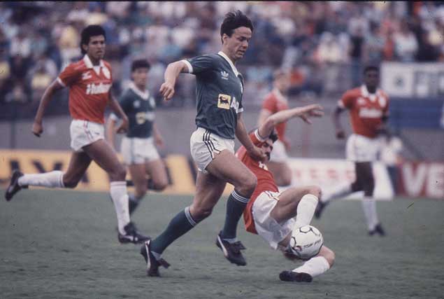 Gacho (centro), do Palmeiras, durante jogo contra a Portuguesa no Canind, pela Copa Unio de 1988