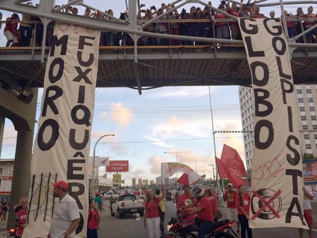 Legenda: Manifestantes exibem em Natal faixas contra o juiz federal Sergio Moro e a rede Globo Crdito: Renata Moura/Folhapress 