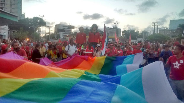  Movimentos LGBT se juntam  caminhada no centro do Recife 