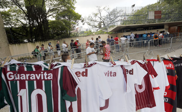 Torcedores em fila no Pacaembu para comprar ingressos para a partida entre Flamengo e Fluminense