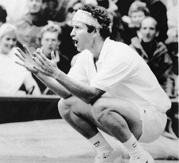 O tenista John McEnroe discute com o juiz da partida contra Jean-Philippe Fleurian, em 1991. [FSP-Esporte-05.05.96]*** NO UTILIZAR SEM ANTES CHECAR CRDITO E LEGENDA***