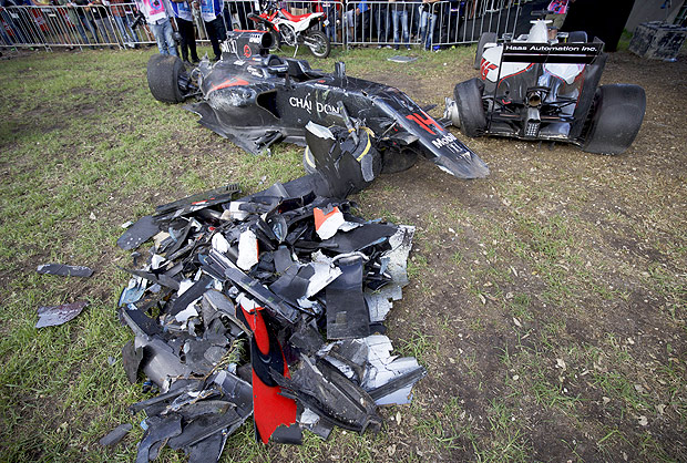 O carro de Fernando Alonso ficou destrudo aps o acidente no GP da Austrlia