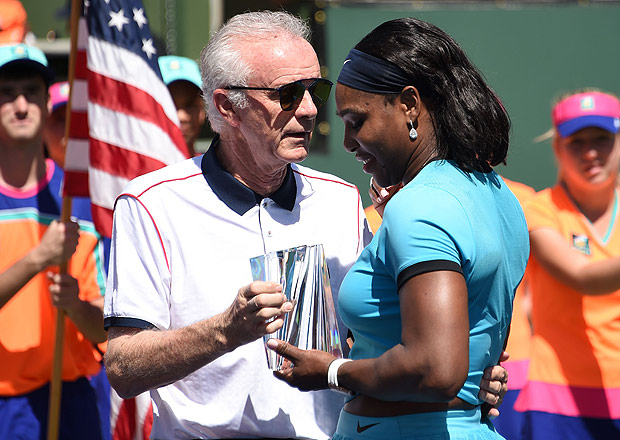 Raymond Moore (esq.) entrega o trofu de vice-campe de Indian Wells para Serena Williams