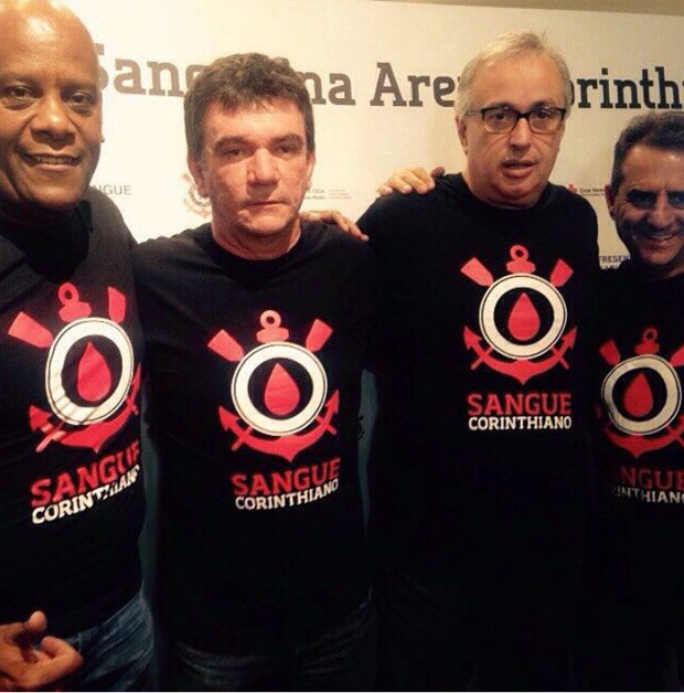 Andrs Snchez posa ao lado do presidente Roberto de Andrade durante campanha Sangue Corinthiano