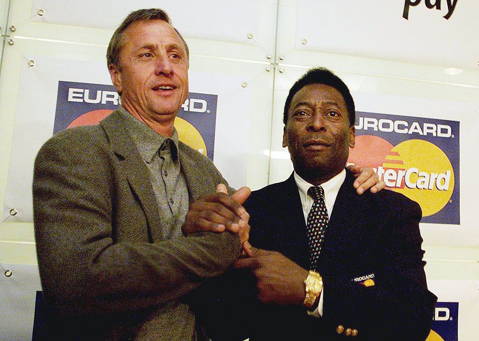 Ao lado de Pel (dir), Cruyff participa de evento promocional em Amsterd, na Holanda 
