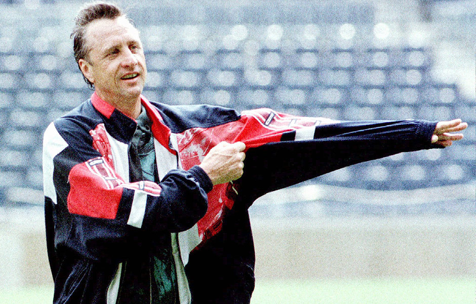 Cruyff veste agasalho durante treino do Barcelona