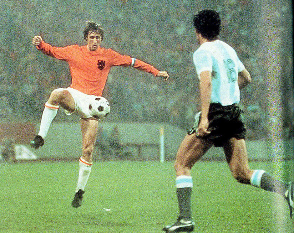 Cruyff durante jogo contra a seleo argentina, na Copa do Mundo de 1974