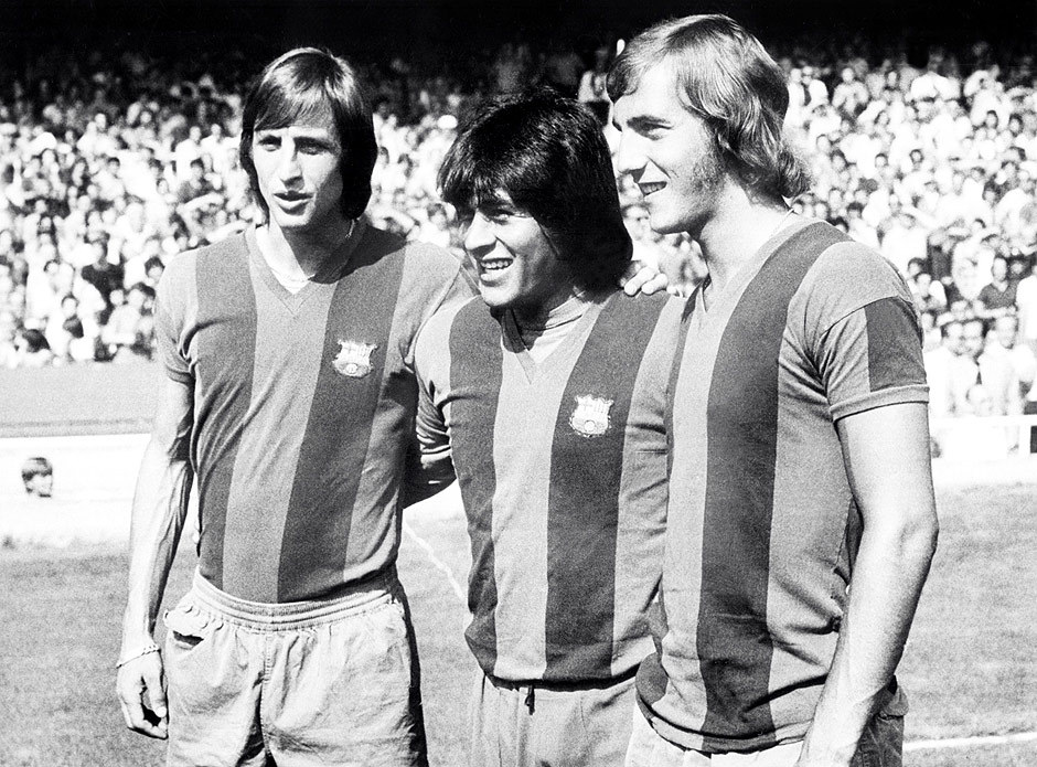 Cruyff (esq.) ao lado dos companheiros de Barcelona Hugo Sotil e Johan Neeskens, em 1974