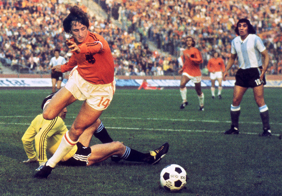 Cruyff drible o goleiro argentino Daniel Carnevali, em jogo da Copa do Mundo de 1974