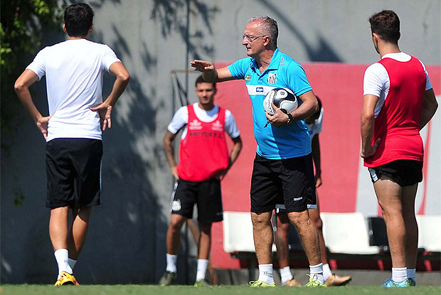 Dorival Jnior orienta jogadores do Santos durante treino