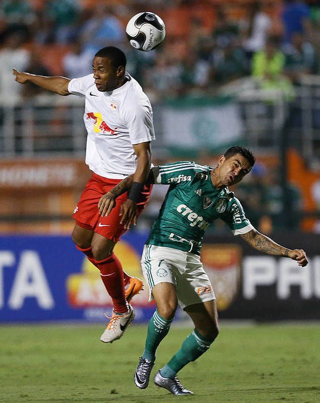 Dudu disputa bola durante jogo entre Palmeiras e Red Bull
