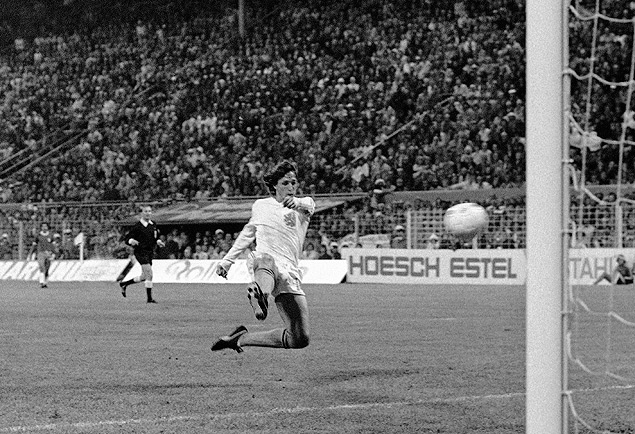 Cruyff completa cruzamento e marca o gol segundo gol da Holanda em jogo contra o Brasil na Copa-1974