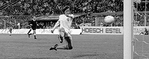 Cruyff pula para chutar a bola em partida contra o Brasil na Copa de 1974