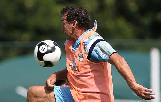 O tcnico Cuca domina bola durante treinamento do Palmeiras