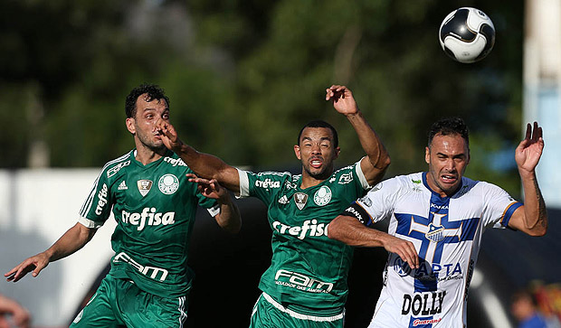 Lance do jogo entre Palmeiras e gua Santa
