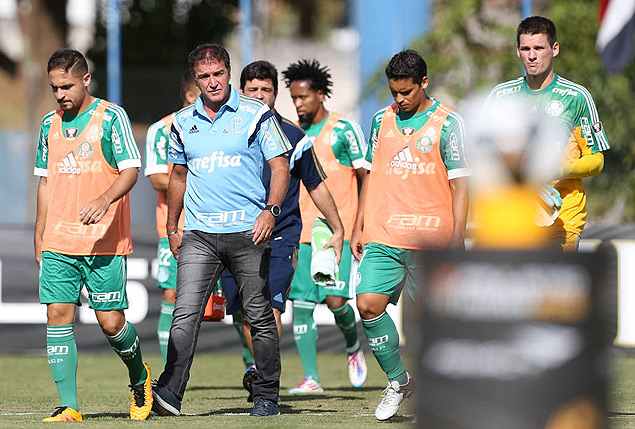 Cuca e jogadores do Palmeiras caminham em direo ao banco de reservas durante jogo contra o gua Santa