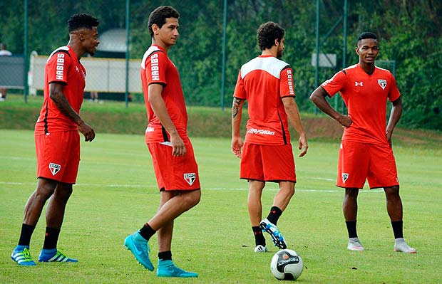 Michel Bastos, Paulo Henrique Ganso, Hudson (de costas) e Thiago Mendes em treino do So Paulo