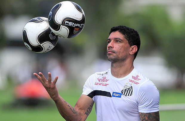 Renato brinca com a bola durante treino do Santos
