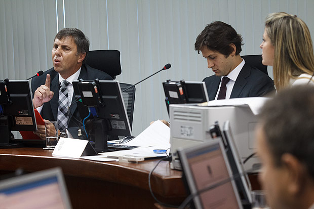 O procurador-geral, Paulo Schmitt (esq.), durante julgamento no STJD do caso da Portuguesa em 2013