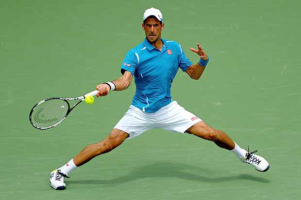 O srvio Novak Djokovic rebate a bola em partida contra o belga David Boffin, pelo Masters de Miami
