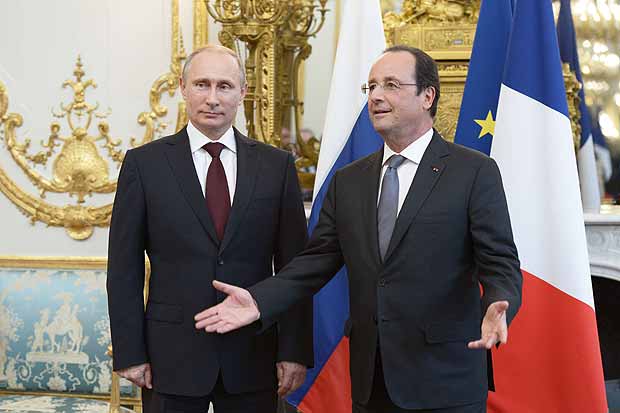 O presidente russo, Vladimir Putin (esq.), posa ao lado do francs Francois Hollande