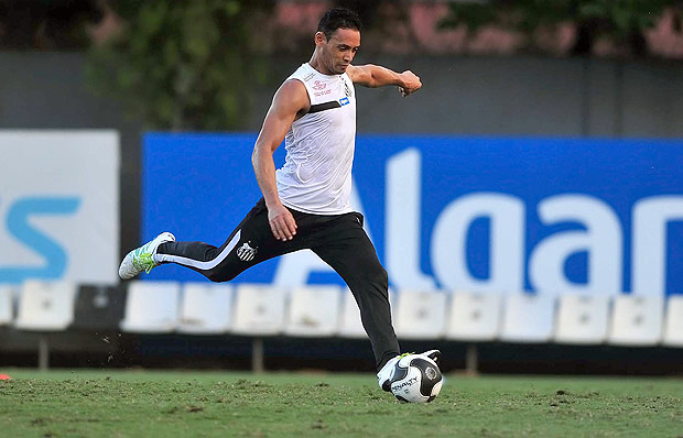 Ricardo Oliveira finaliza durante treino do Santos