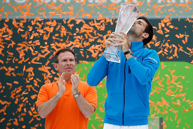 Djokovic beija o trofu do Masters 1.000 de Miami