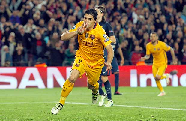 Luis Surez comemora seu segundo gol na vitria do Barcelona