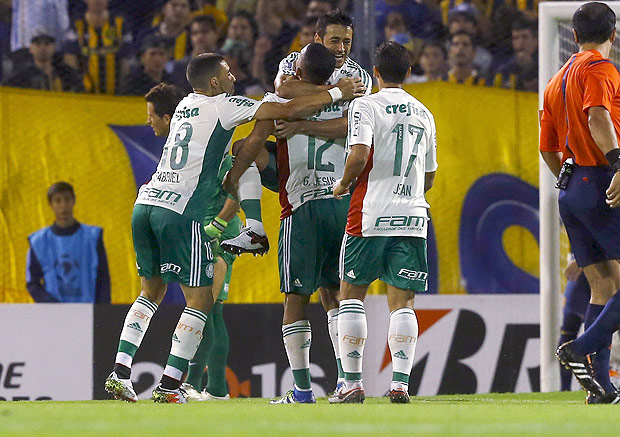 Jogadores do Palmeiras comemoram um dos gols no empate na Argentina