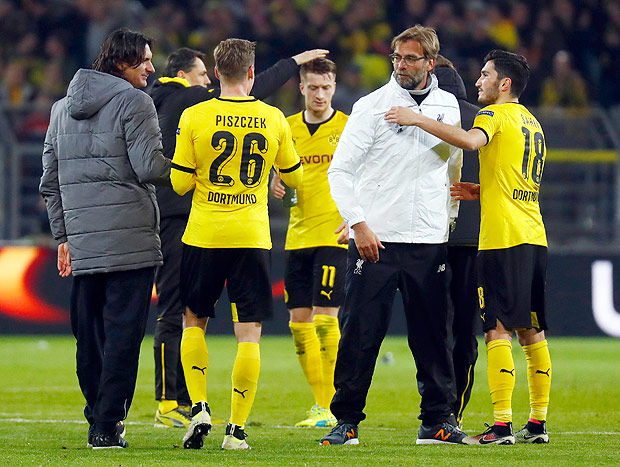 Klopp cumprimenta os jogadores do Dortmund aps jogo contra o Liverpool