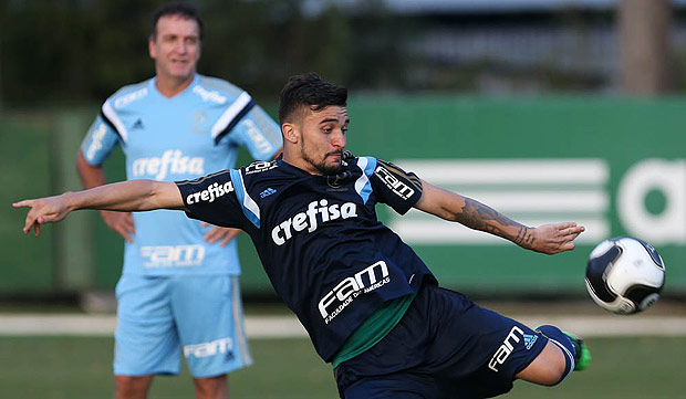 O lateral Victor Luis em um treino do Palmeiras