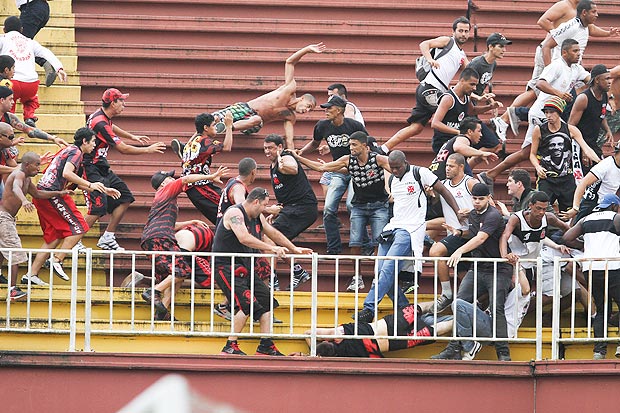 Torcedores de Atltico-PR e Vasco brigam durante jogo vlido pela ltima rodada do Brasileiro de 2013; confronto motivou reunio coordenada pelo Governo Federal