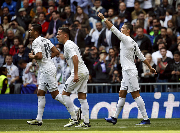 Cristiano Ronaldo (dir.) comemora gol pelo Real Madrid