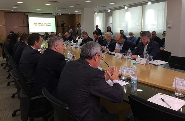 Dirigentes participam de reunio na sede da Federao Paulista de Futebol