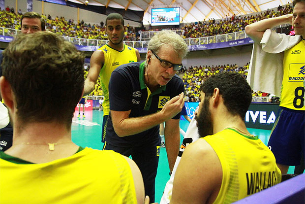 O tcnico Bernardinho conversa com jogadores da seleo brasileira