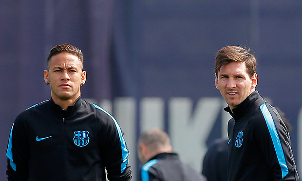 Neymar (esq.) e Messi durante treino do Barcelona