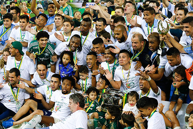 Jogadores do Palmeiras usam camisa comemorativa aps o ttulo da Copa do Brasil