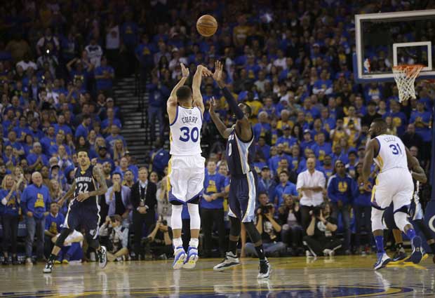 Stephen Curry, do Golden State Warriors, arremessa bola de 3 pontos contra o Memphis Grizzlies