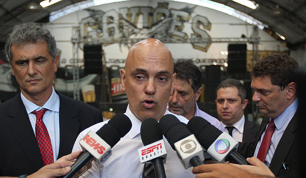 O secretrio de Seguranaa de SP, Alexandre de Moraes, durante operao na sede da Gavies da Fiel