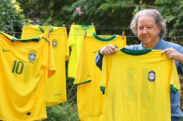 Aldyr Garcia Schlee com camisas da seleo brasileira